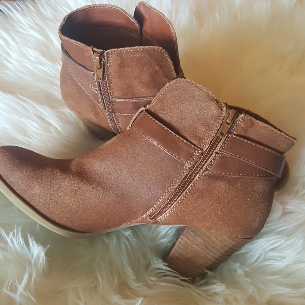 Crown Vintage Tan Booties - Picture 5 of 8